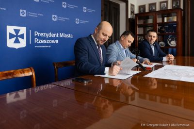 zdjęcie z podpisania umowy Prezydenta Miasta Rzeszowa z właścicielem firmy KDM Projekt Pracownia Projektowo - Konsultingowa, fot. Grzegorz Bukała, Urząd Miasta Rzeszowa